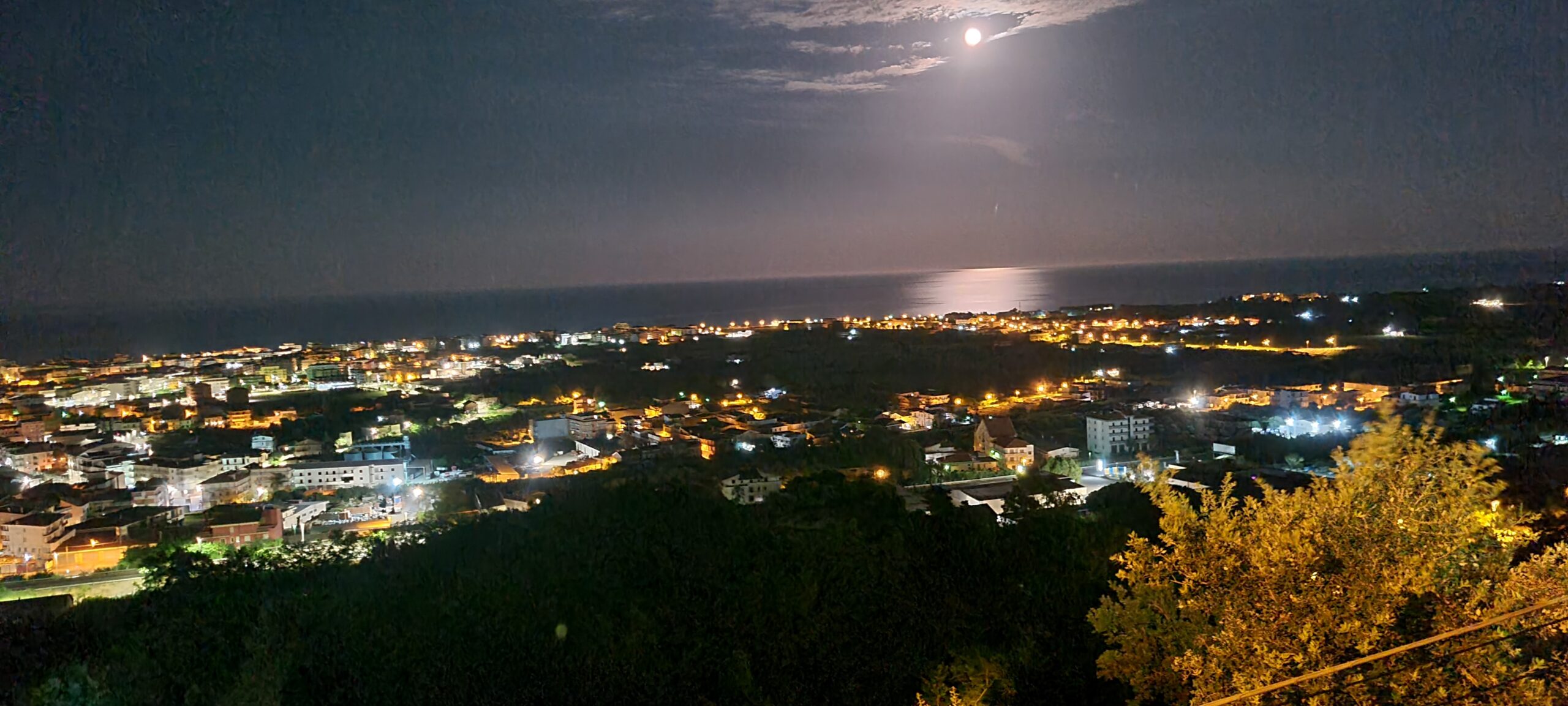 Cir&ograve; Marina bei Nacht